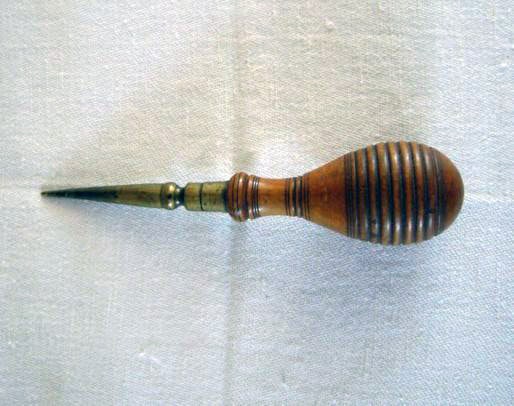 A bradawl instrument with a wooden, rounded handle