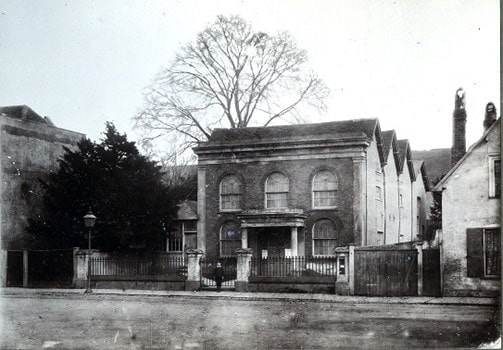 The old Congregational Chapel before it was pulled down in 1885