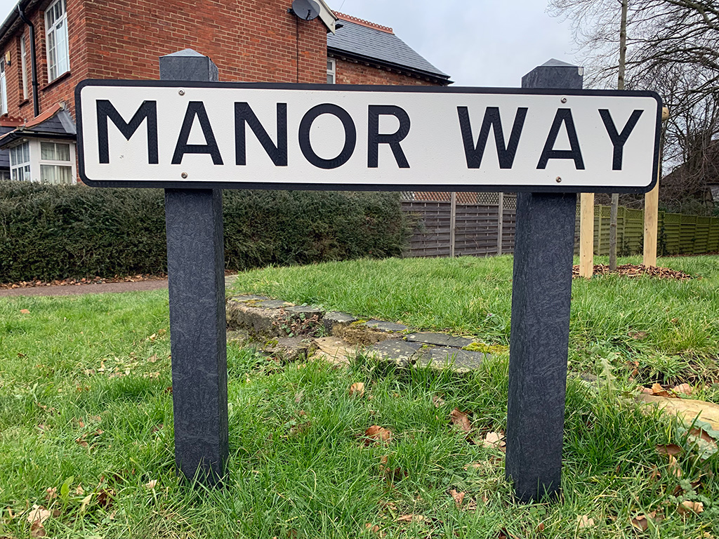 Street sign post that says "Manor Way"